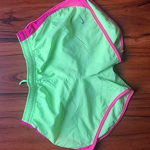 Girls Nike Tempos 💚